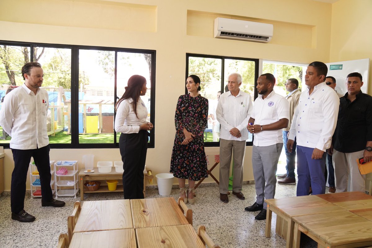 Durante mi visita a Barahona, tuve el placer de participar de la inauguración del aula Montessori en las instalaciones de la Comunidad Educativa Jesús en ti Confío.

Realizamos un breve recorrido por los espacios de este colegio, que forma parte de la Fundación Central Barahona,