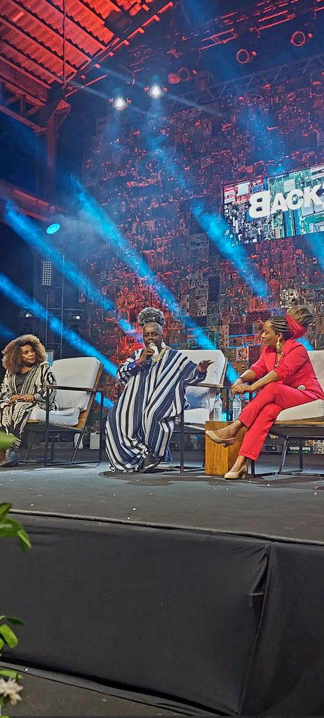 queen_odara's tweet photo. "A ideia do futuro acontece no nosso cotidiano, nessa constante atuação das mulheres construindo essa mátria.." 👸🏿 Conceicão Evaristo 👸🏾👸🏽🎬 @back2blackfest #DiadaAfrica https://t.co/Vparb0mYWP