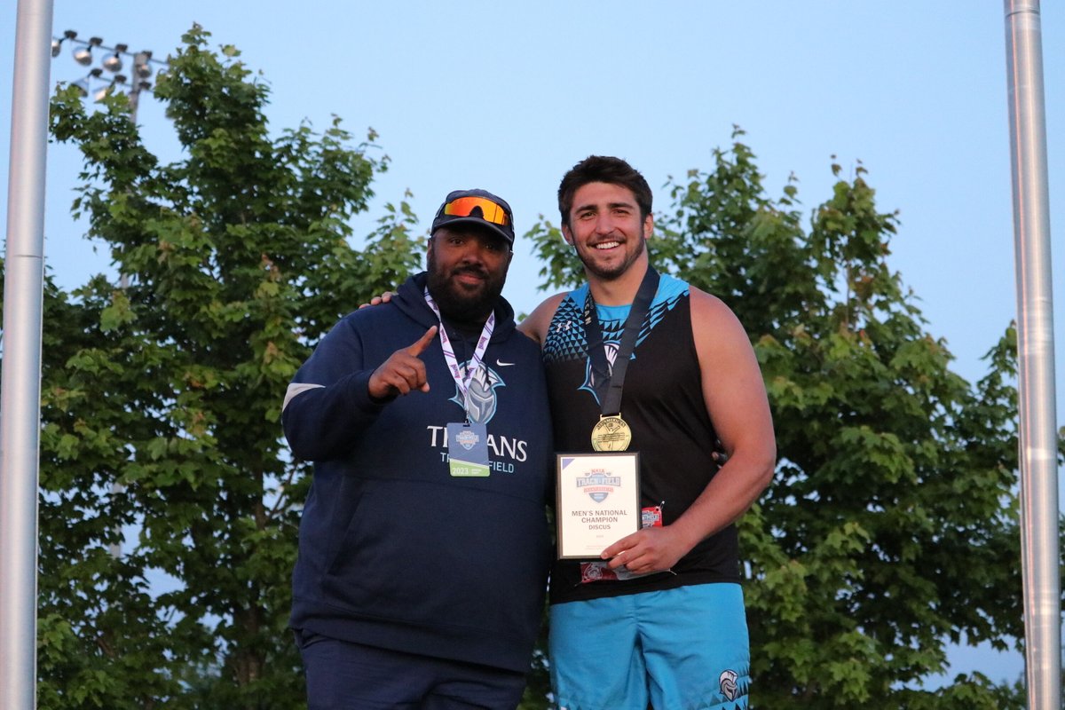 🥇  What a historic evening for DSU!  We have a 𝙉𝘼𝙏𝙄𝙊𝙉𝘼𝙇 𝘾𝙃𝘼𝙈𝙋𝙄𝙊𝙉 for 1st time in men's outdoor track &amp; field program history.

CONGRATS Conner Tordsen on winning the #NAIATrack discus throw title (54.14 meters (177 feet, 7 inches)!

#BlueandBold #TrojanNation⚔️