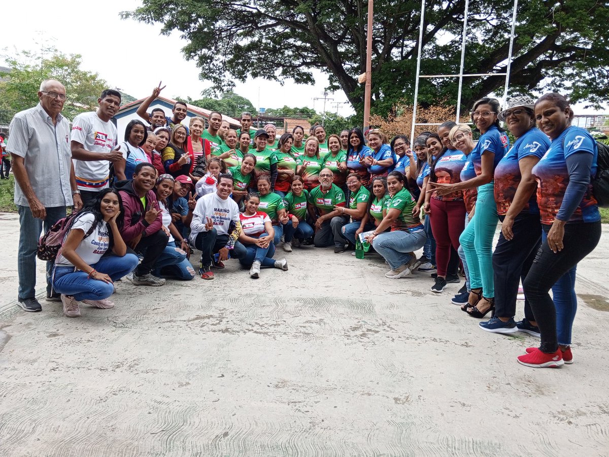 Encuentro de Jef@s UBCH Y COMUNIDAD del @PartidoPSUV
Del municipio Santiago Mariño #Aragua Equipos municipales y parroquiales debatiendo nuestro manual de funcionamiento de las estructuras. 
#VivirYProtegerAlPueblo

@NicolasMaduro 
@dcabellor 
@pinfantea 
@Soykarinacarpio