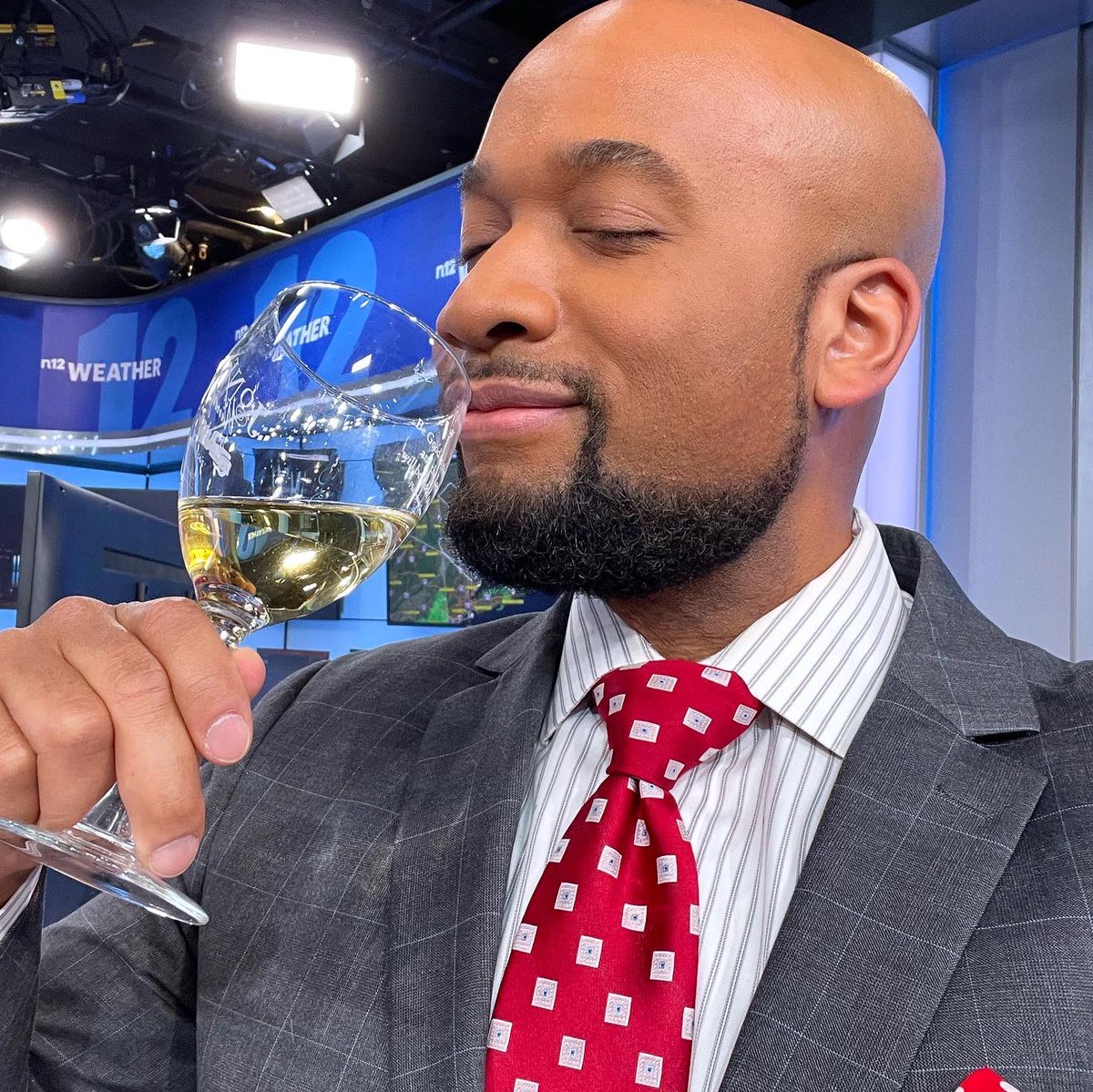 AddisonGreenWX's tweet photo. ๐ทSip sip ahhh!
Your news starts in just a moment!
Cheers to #NationalWineDay where even on the job, me & @nikitaramostv find a way to celebrate with a delightful apple wine, vintage 2023 ๐ง. ๐
#wine #wineday #socks #sockoff #tvnews #news12 https://t.co/l0QCnH1IMG