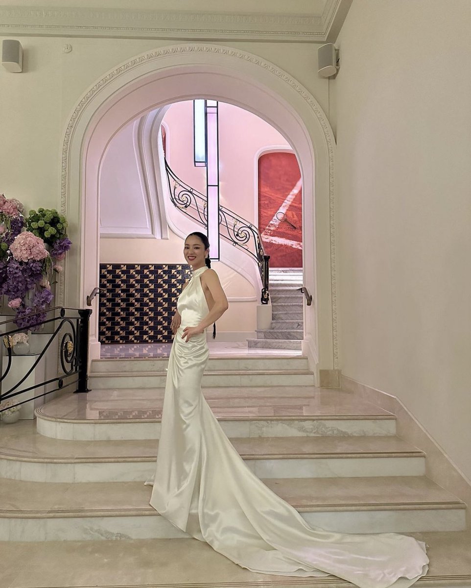 heeyoungiiee's tweet photo. Jeon Yeobeen at The 76th Cannes red carpet special photo site from Barunson E&amp;A insta 📸 

#COBWEBatCannes #전여빈
#JeonYeobeen #거미집 https://t.co/cMtWacRbDq