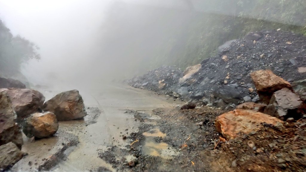 🔴 Comisión Técnica de la Asamblea Ciudadana realiza recorrido para evaluar varios puntos críticos de la vía Cuenca - Molleturo - El Empalme y Cuenca- Girón - Pasaje que requieren atención del Presidente <a href="/LassoGuillermo/">Guillermo Lasso</a> y @ObrasPublicasEc #URGENTE.