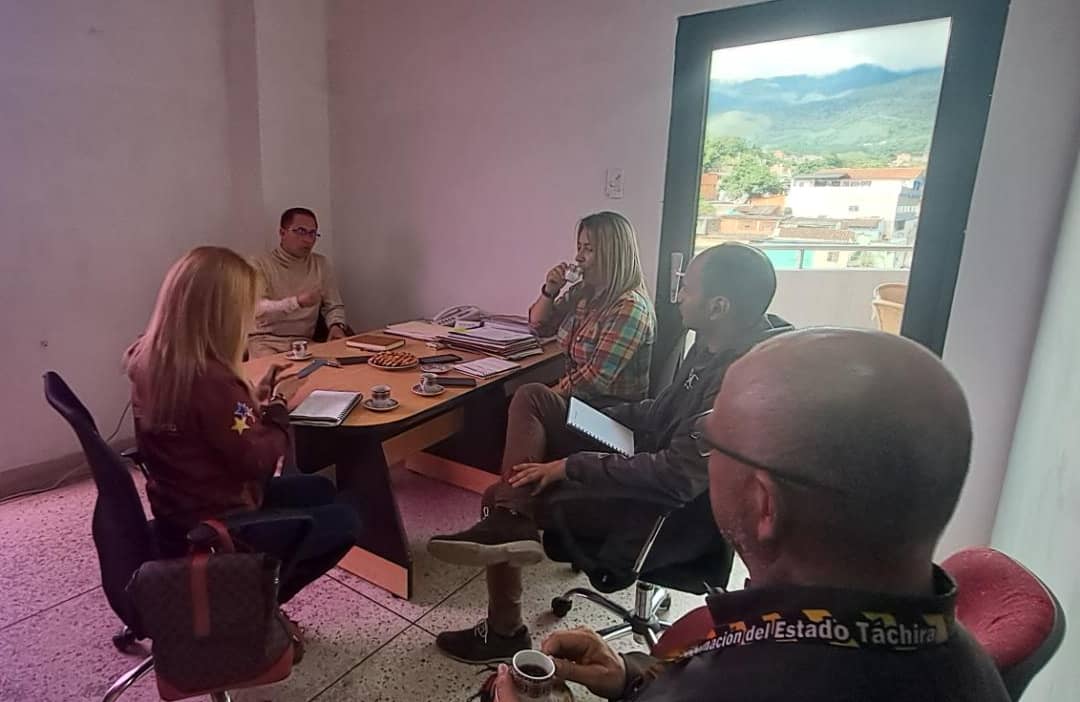 #25Mayo El Superintendente <a href="/BermudezJoseA/">Bermúdez José</a> sostuvo reunión con la Gerente Regional del Banco Bicentenario y su equipo, para conversar sobre la oferta de bancarización de esta importante entidad y su integración a la plataforma tecnológica de <a href="/Sedebat_/">SEDEBAT</a>  
<a href="/FreddyBernal/">Freddy Bernal</a> 
<a href="/Gob_Tachira/">Gobernación del estado Táchira</a>