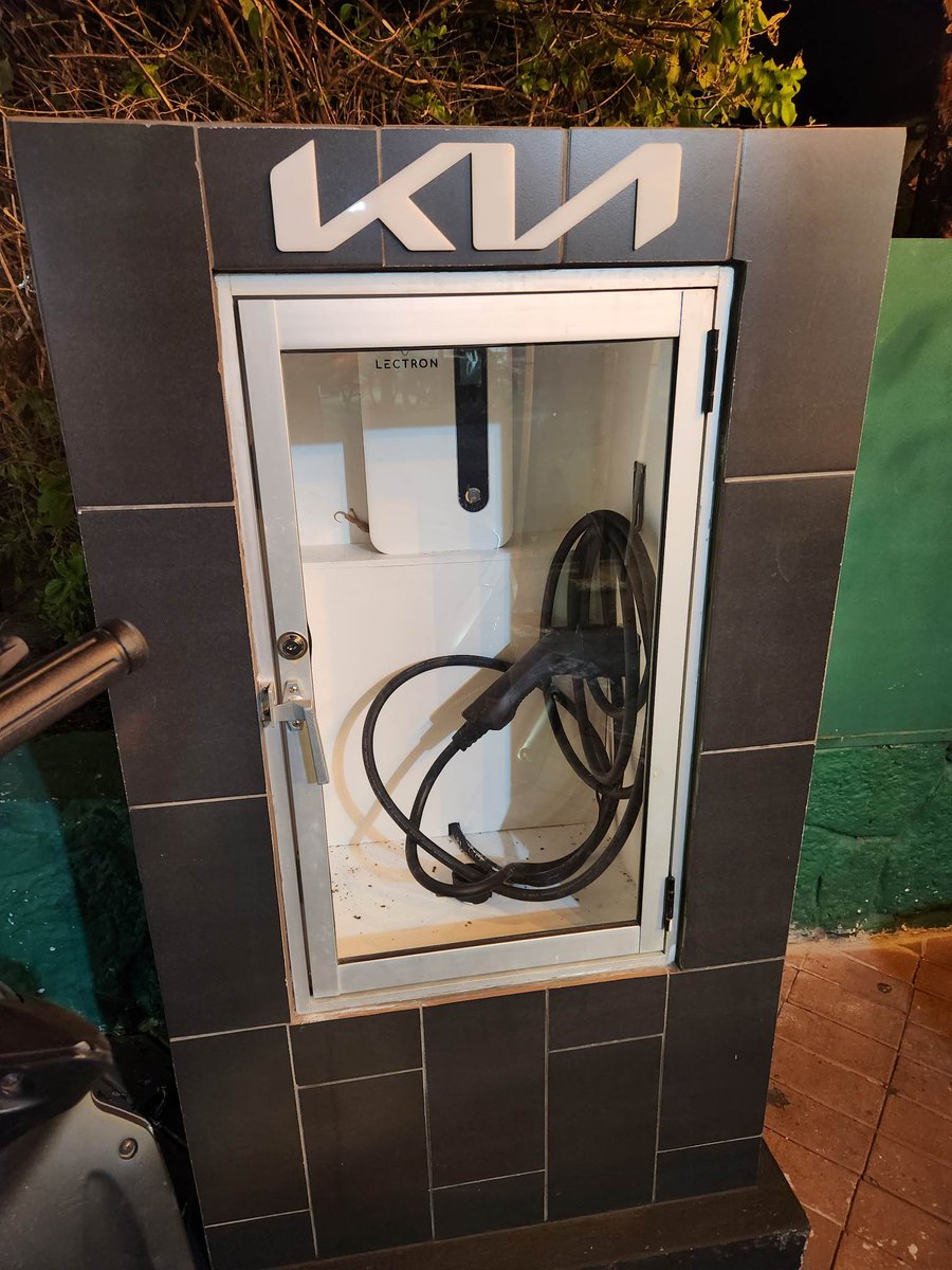 ricknjohnson's tweet image. @RateYourCharge @kiaecuador Can&apos;t really rate this one because I don&apos;t have my EV with me here, but it appears functional and nice to see this #lectron L2 charger here in Puerto Aroya, Santa Cruz Island, Galapagos, Ecuador 🇪🇨 ...I would plug in if I had my MME handy!!