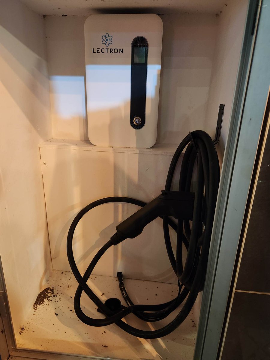 ricknjohnson's tweet image. @RateYourCharge @kiaecuador Can&apos;t really rate this one because I don&apos;t have my EV with me here, but it appears functional and nice to see this #lectron L2 charger here in Puerto Aroya, Santa Cruz Island, Galapagos, Ecuador 🇪🇨 ...I would plug in if I had my MME handy!!
