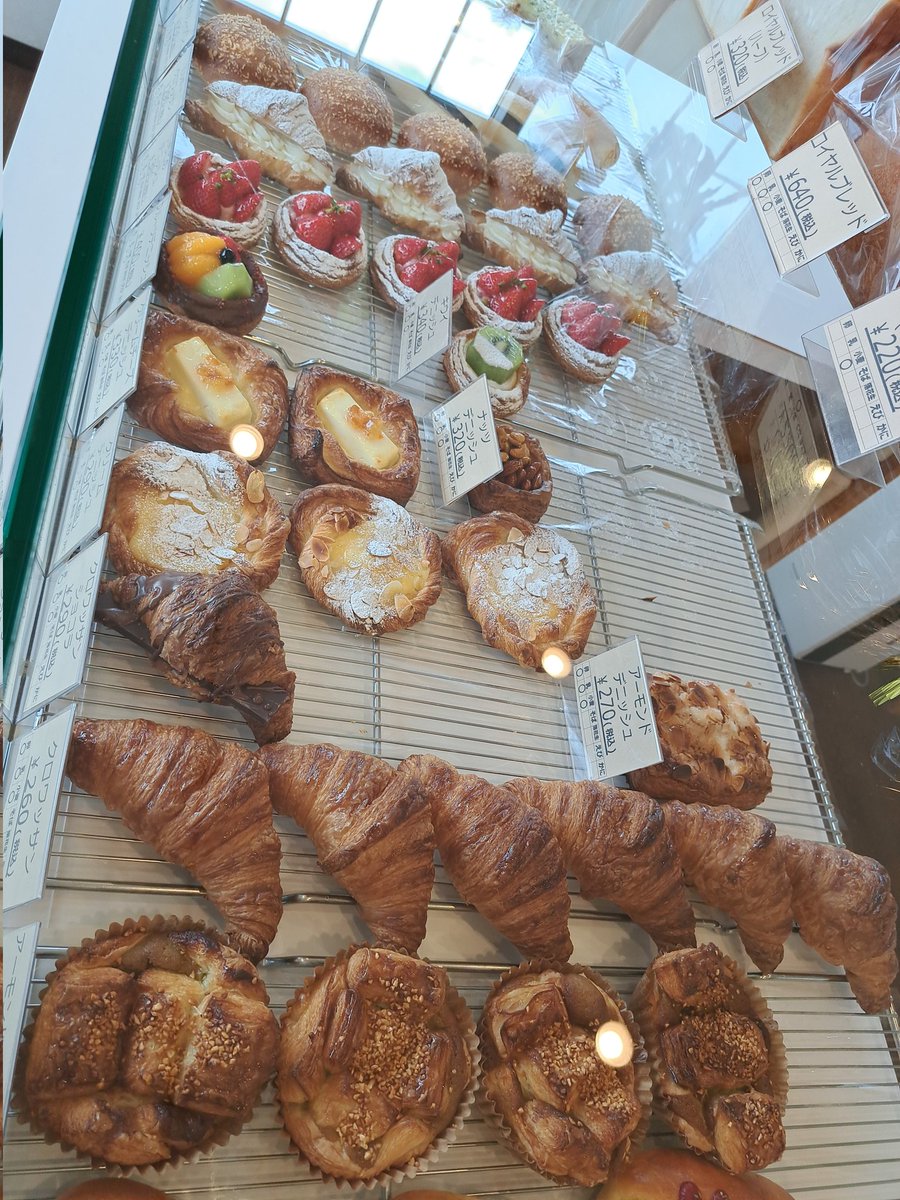 yoshiko_84's tweet photo. 高松の人気パン屋さん🍞
ベーカリーマツモト✨
海が見える小さなパン屋さん🥐
���まいも素敵✨
#高松市 #屋島 #ベーカリーマツモト https://t.co/LTciDv2TFf