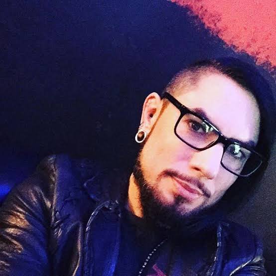 direrkinks's tweet photo. First ever selfie. I’m ashamed. https://t.co/vHAXZCKOKW