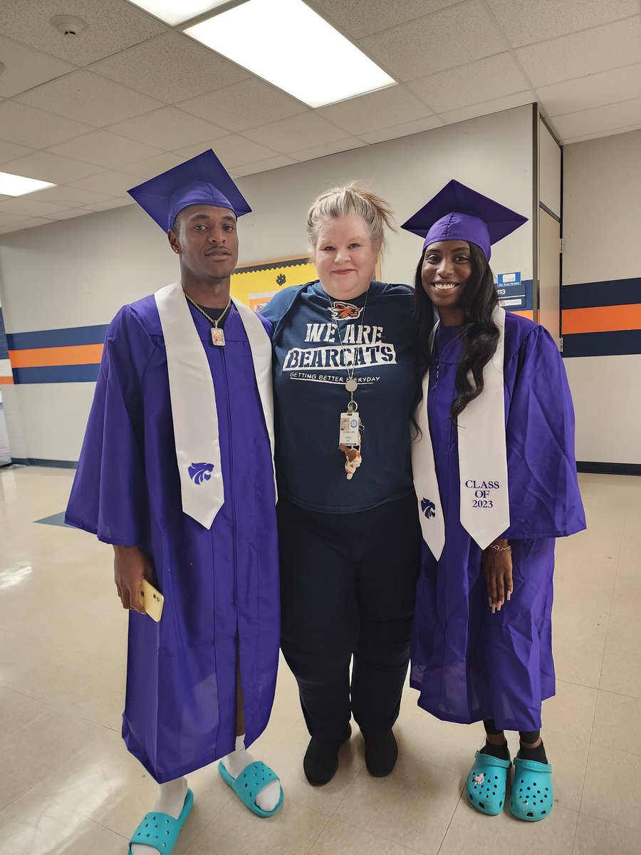 I am so proud of the graduating class of 2023. They will have a very special place in my heart. Congratulations graduates 🎓🎉🎊 @m4taii @GregoryVerdine @storyofdeee #Classof2023 #TeacherProud @HumbleISD_SMS