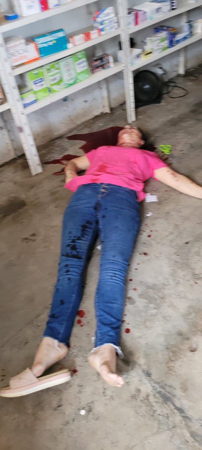 ByViral24's tweet photo. 🇨🇴 ATENCIÓN. En Simiti municipio en el sur del departamento de Bolívar, fue asesinada comerciante que no quiso pagar la "vacuna". Gobierno de @petrogustavo tiene sin seguridad esta zona del país. https://t.co/iot24dKqsI