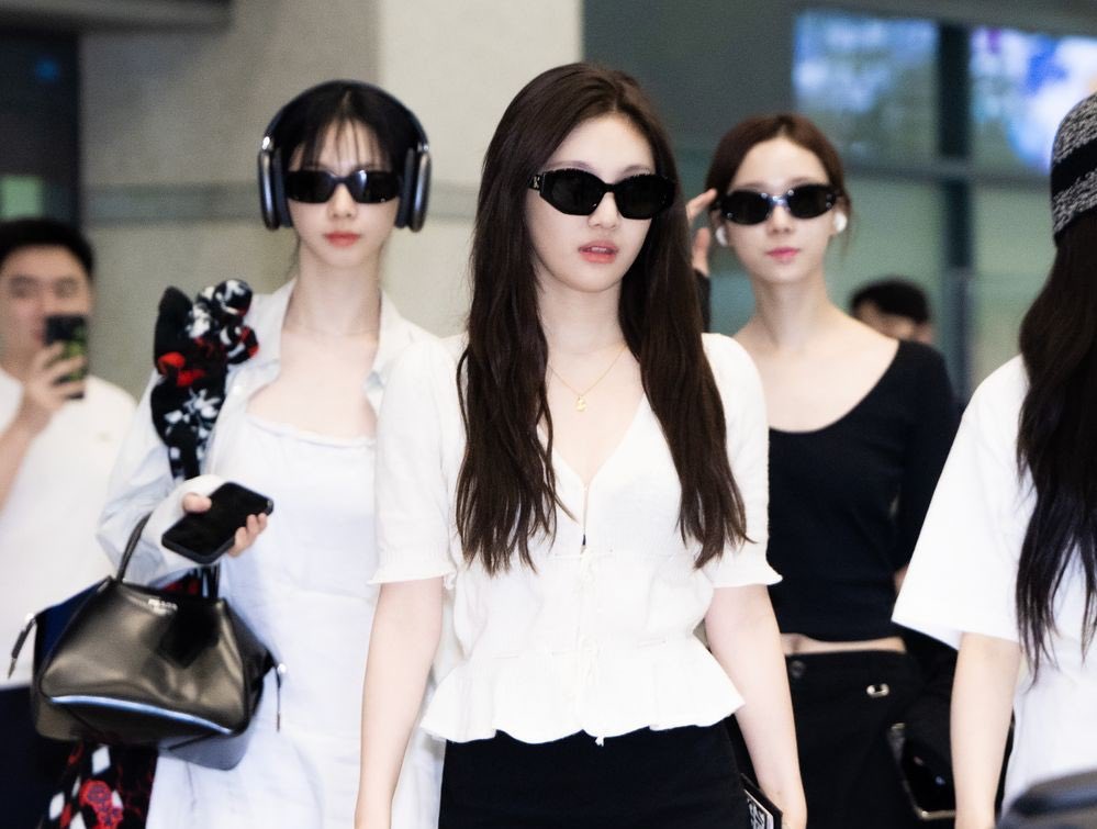 nookker_ss's tweet image. น้องหนาว💬

“อันนี้เหมือนเราเลยไม่ใช่หรอ”
“ครั้งก่อนก็หันไปมอง ทุกคนใส่แว่นกันแดดกันหมดอะ”
“ฉันกับพี่จีมินตื่นเต้นมากที่ได้เหมือนเต่าเซนิกาเมะ”
“555555555555555555”
“เราเหมือนเอเลี่ยนเลย”
“555555555555👽”