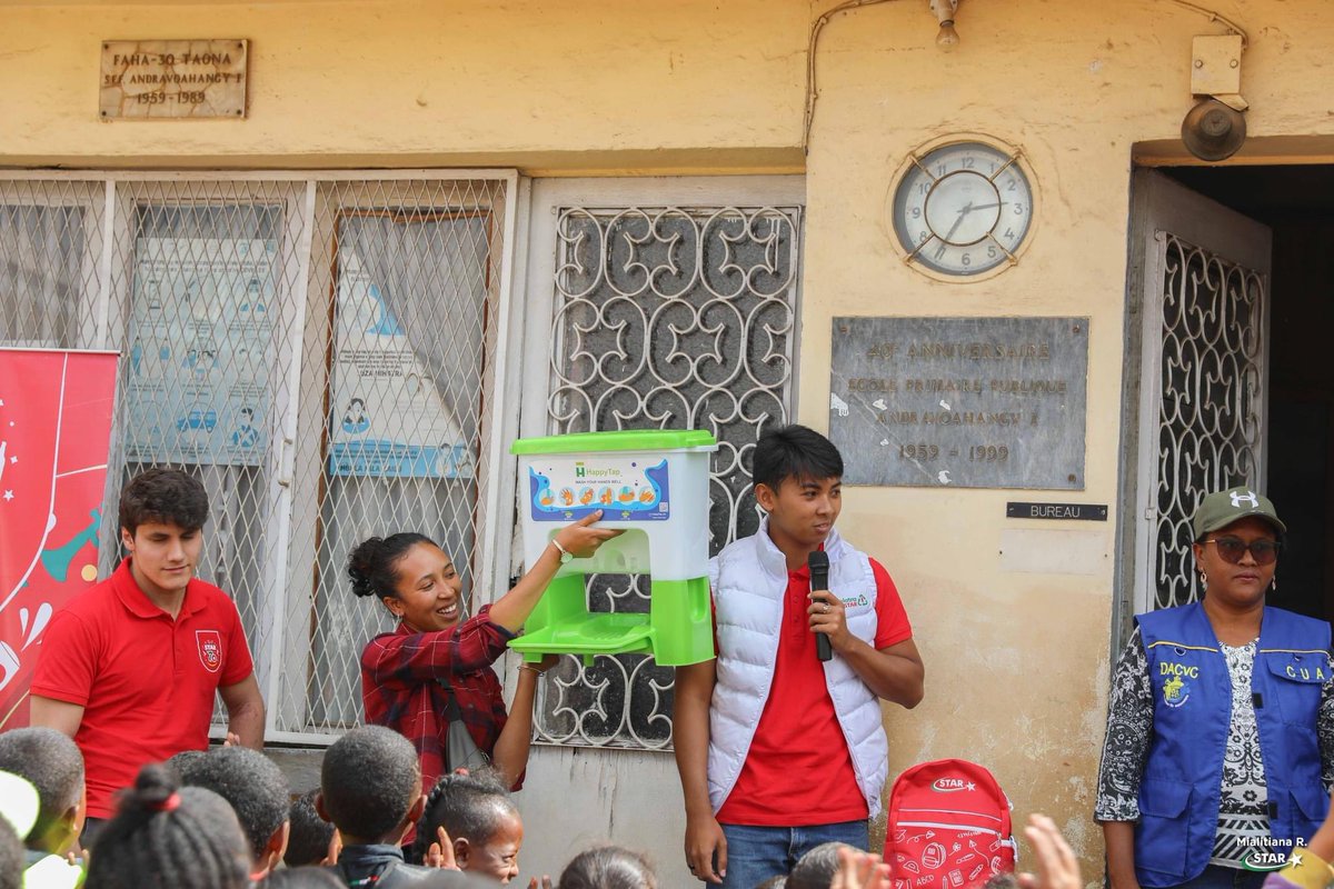 star_mdg's tweet photo. La dotation de kits scolaires et de kits de lavage des mains continue : cette fois ci ce sont les EPP d’Ambohipo et d’Andravoahangy qui en ont bénéficié.
#star #star70ans #ensemblebrillonsplusfort #RSE #actionsociale https://t.co/JWaZHC84ZQ