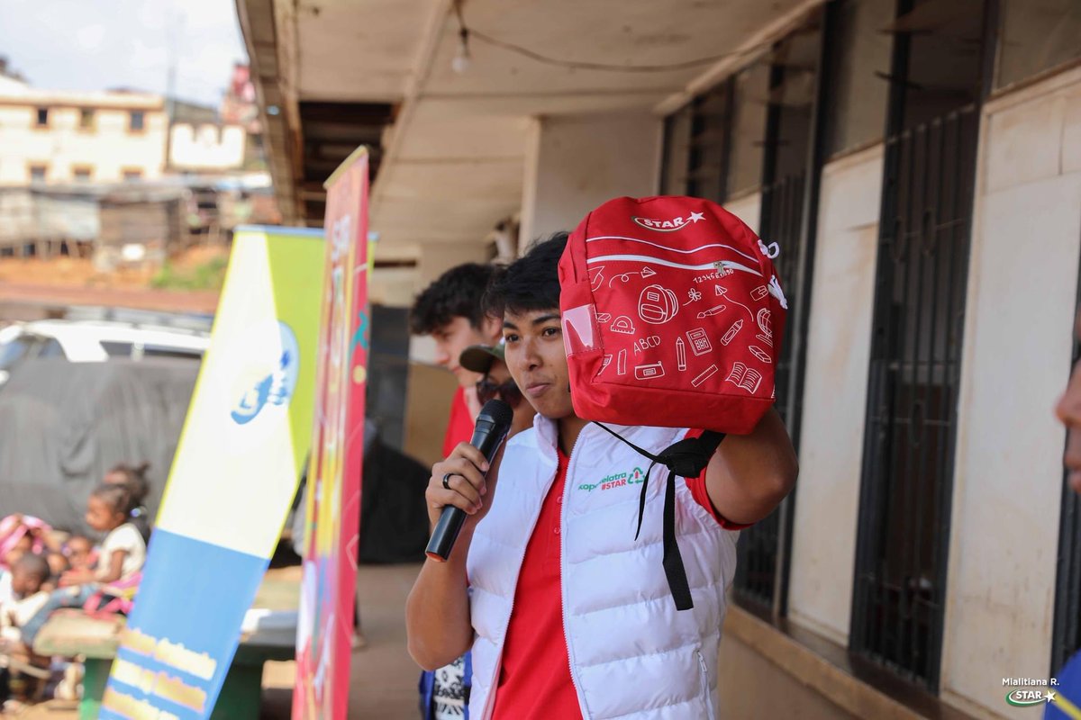 star_mdg's tweet photo. La dotation de kits scolaires et de kits de lavage des mains continue : cette fois ci ce sont les EPP d’Ambohipo et d’Andravoahangy qui en ont bénéficié.
#star #star70ans #ensemblebrillonsplusfort #RSE #actionsociale https://t.co/JWaZHC84ZQ