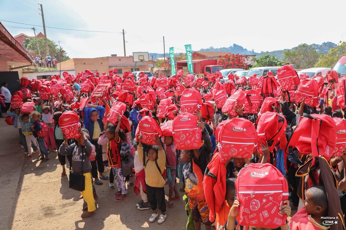 star_mdg's tweet photo. La dotation de kits scolaires et de kits de lavage des mains continue : cette fois ci ce sont les EPP d’Ambohipo et d’Andravoahangy qui en ont bénéficié.
#star #star70ans #ensemblebrillonsplusfort #RSE #actionsociale https://t.co/JWaZHC84ZQ