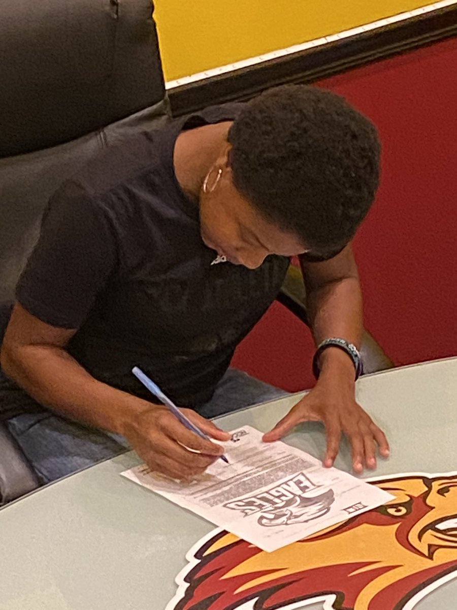 Signed ✏️ 🔐 with 2 of the most truthful and down to earth coaches today for flag football. <a href="/UFTL_WFlagFb/">UFTL Womens Flag Football</a> 🤭 very happy to be part of the family. I will also be continuing my basketball journey as well here at UFTL 🧡❤️. Very blessed. Go Eagles!!🦅