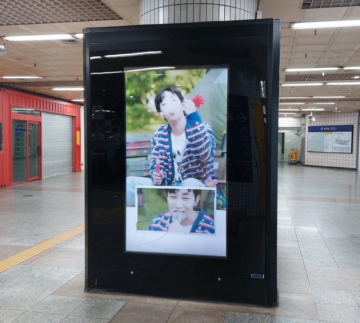 preshboy1120's tweet photo. 오목교역 CM 보드 광고가 조금 일찍 오늘부터 게첨되었습니다.  많은 관심 부탁드려요💛💛 https://t.co/duiLK08bhT
