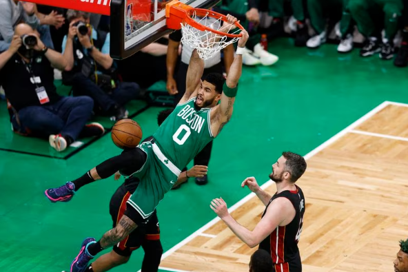 suertewin's tweet photo. 🏀Celtics dominated the Heat 110-97 in Game 5 on Thursday at TD Garden.

✅Derrick White: 24 PTS  3 REB  1 AST
✅Duncan Robinson: 18 PTS  4 REB  9 AST

👇Check more match stats 
https://t.co/4Kh2SUvLb0

#NBA #Celtics #Heat #NBAPicks #NBATwitter https://t.co/j7gwQAchOD
