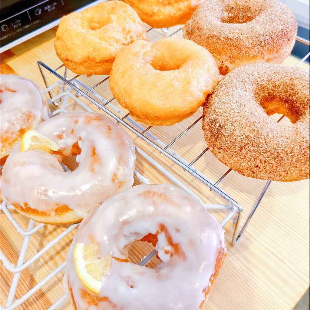 cafeaff's tweet photo. 【明日は晴れれば店休日です】
今日のドーナツはold fashion,lemon glaze,cinnamon,anko&amp;creamです。
少しずつですが、シュガーコーティング系とチョコレートコーティングのドーナツが夏休みに入ります。
ジメジメと暑さに弱いコーティング系ドーナツ達です💦 https://t.co/N1Qv1jj13X