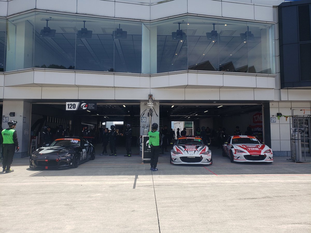 odula18's tweet photo. 予選スタート
#odula
#overdrive
#mazda
#roadster
#mx5
#motuljapan
#tonetool
#supertaikyu
#s耐
#eibachjapan
#mazda_spirit_racing
#recaro
#sabelt
#sard
#juran
#tscraft
#FUJI24H https://t.co/PcopNssqDt