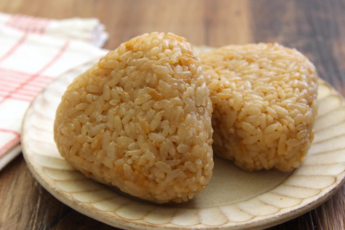 味噌などを使った味付けで、ぱくぱく食べられちゃいそう！とっても美味しそうな「おにぎり」のレシピ！