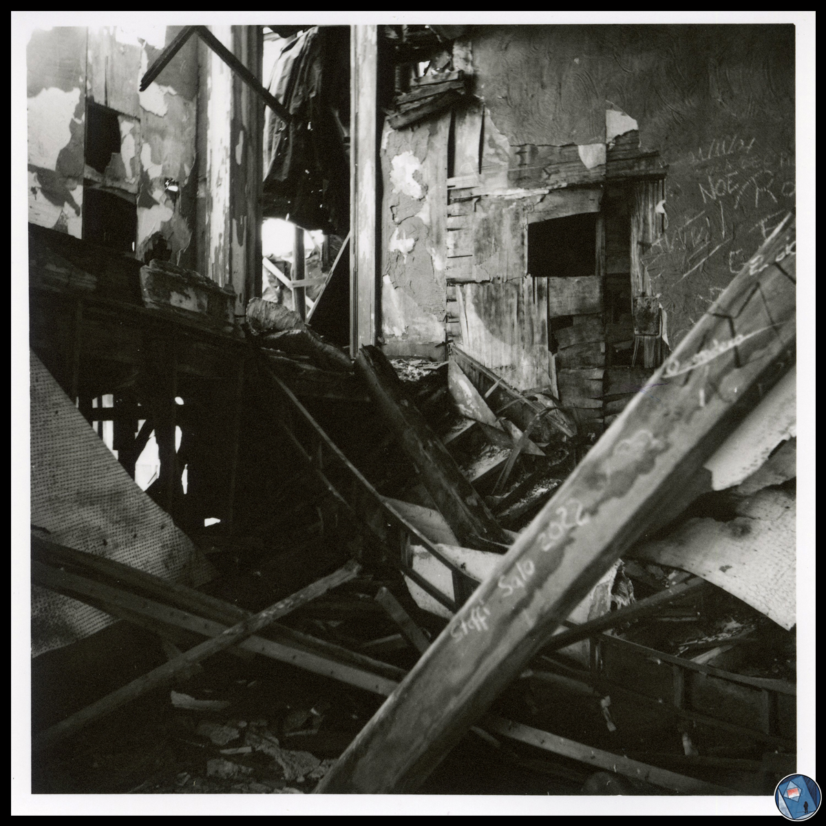 .
Harmless stuff
+ Destroyed Room, after Jeff Wall +
Abandoned movie set in the Tabernas Desert, Spain.
. 
#filmphotography
📷Yashica 635
🎞️Fomapan 100 developed in #caffenol
.
 12 x 12 cm
.
#fineart #photography #believeinfilm #bnwphotography #filmisnotdead #120film