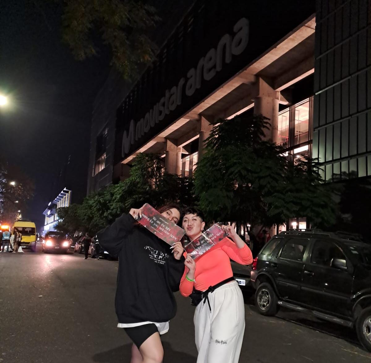 Calmenvyz's tweet photo. Hace una semana veníamos de 3 días loquisimos pegadas a la cadera con Mel y salíamos súper felices de este sueño hermoso. Del show ya se dijo todo lo que habia que decir (somos los mejores) 
Volve pronto a casa @JacksonWang852 :(
#JacksonComebackHome🇦🇷 #JacksonIsArgentinianNow🇦🇷 https://t.co/kHE78YEZoa