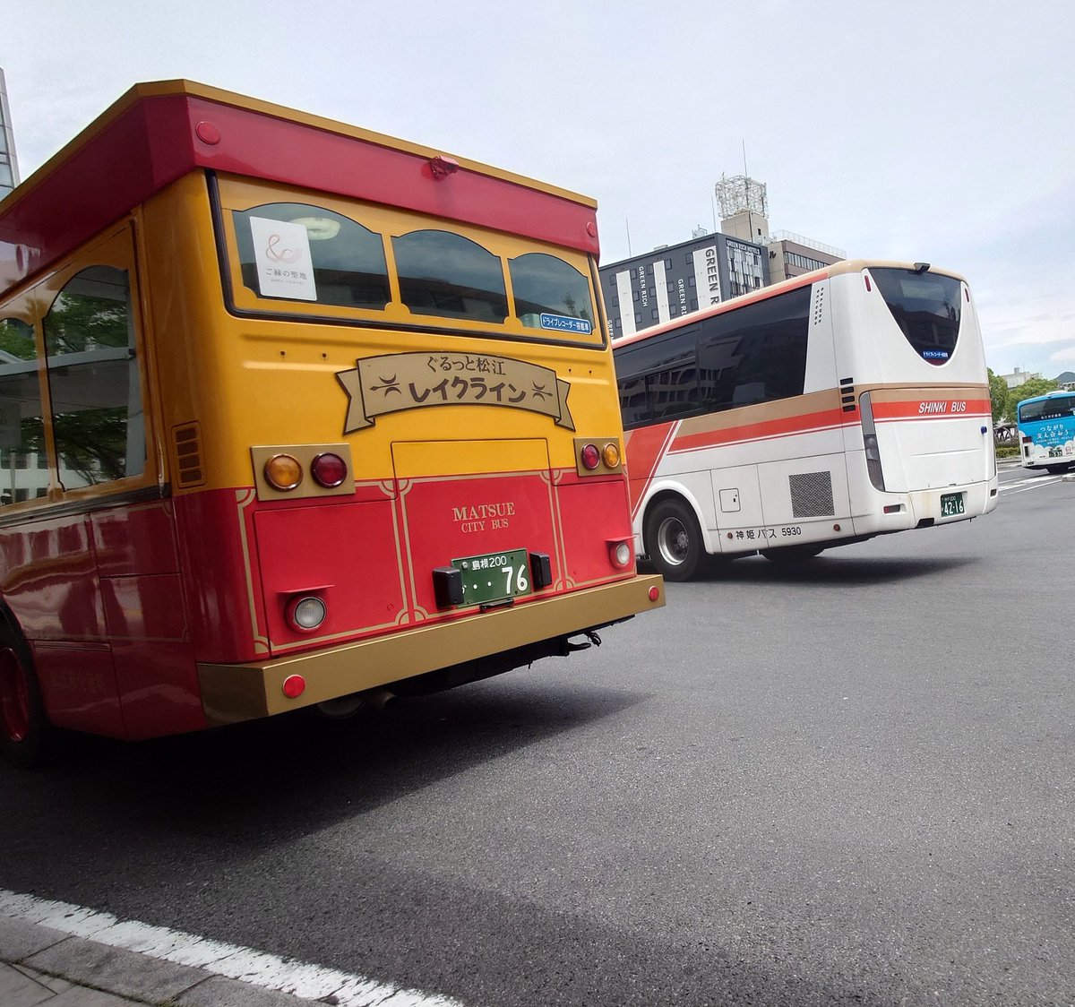 cowyFIT's tweet photo. 神姫バス、松江駅構内に入れるようになったのね。
松江市交通局の7mエアロミディ
広島電鉄のエアロエース
を添えて https://t.co/24B6I4lp2S