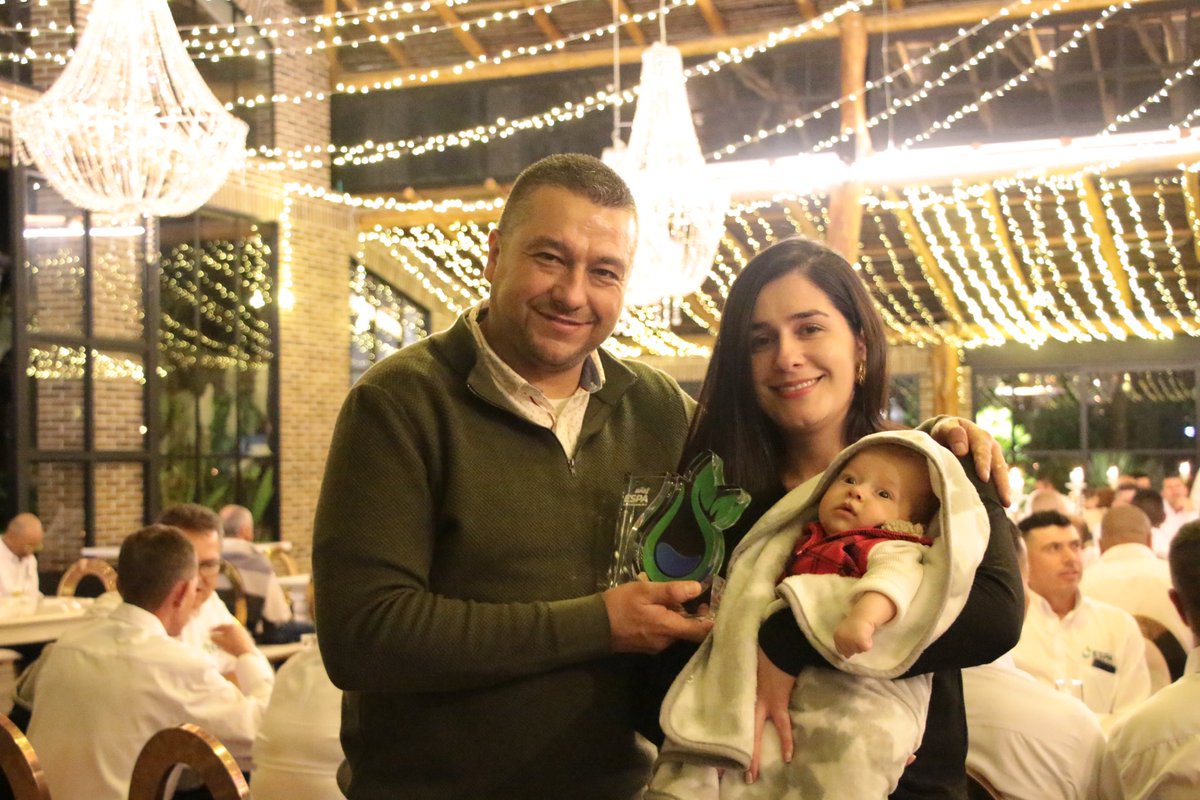 GildardoHurtado's tweet image. En familia y con la familia @espamarinilla celebramos los 25 años de servicio a la comunidad. Mi reconocimiento a cada unos de los colaboradores de la empresa. La han convertido en una de las mejores de la región.