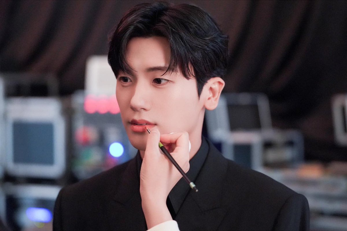 💌 59th Baeksang Arts Awards Studio Backstage Behind Cut Revealed
⠀
The day when actor #ParkHyungSik presented the Baeksang Arts Awards! We'll reveal the behind-the-scenes story  of the backstage✨
⠀
Actor Hyungsik's eyes that makes your heart flutter just by looking at them 👀