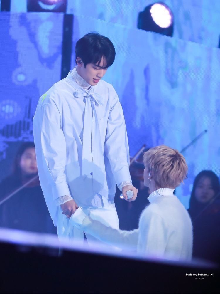 Pigkalet_Chim's tweet photo. ชอบตอนสปริงเดย์มาก พี่จินกับน้องจีมินน่ารัก เหมือนเทวดากับนางฟ้าเรย https://t.co/m9GkERoN5i