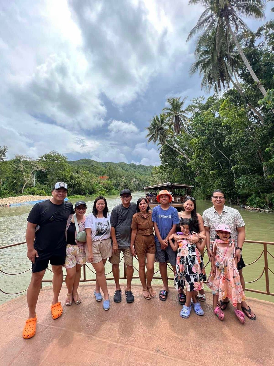 Together again after 8 years 🥹. De Mesa, Sanin, and Cayamanda families enjoying Bohol. ❤️ We can always customize your trips based on your preferences. 😃 #traveldeeper #kingkongtravelph #morefuninthephilippines