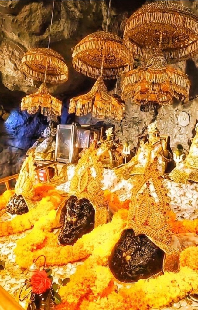 BKP_001's tweet photo. !! मां वैष्णो देवी के दिव्य अलौकिक तेज मय पिंडी दर्शन !!

              जय माता दी ..🙏 https://t.co/U0Q9JCKTxv