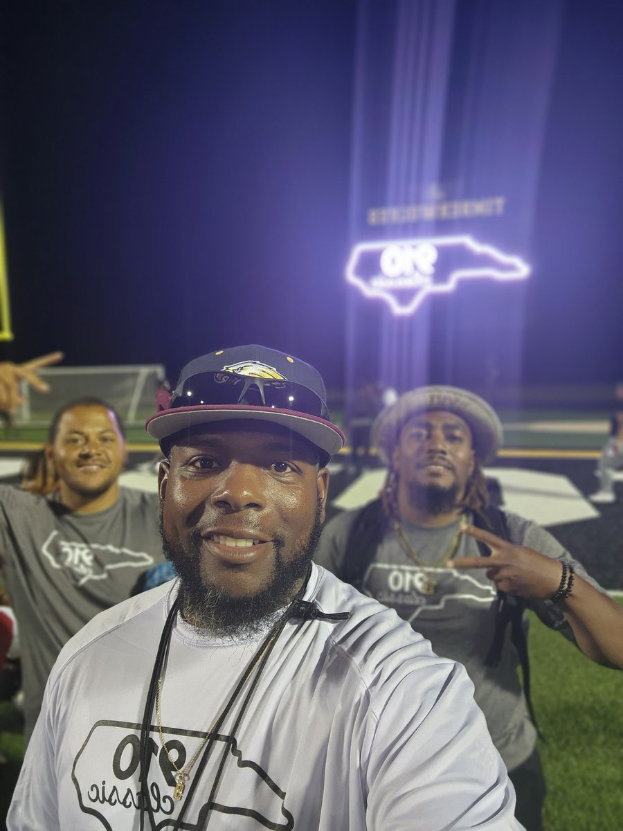sportsfan_009's tweet photo. Enjoyed working the 910 Classic under the lights @Montgomery_FB. Appreciate @Coach_CJohnson8 for allowing me to be a part of this amazing staff and @PCoachMetzger for the great hospitality. Great opportunity to help young men grow and get better. @Coach_G32 https://t.co/9cynsfYDVl