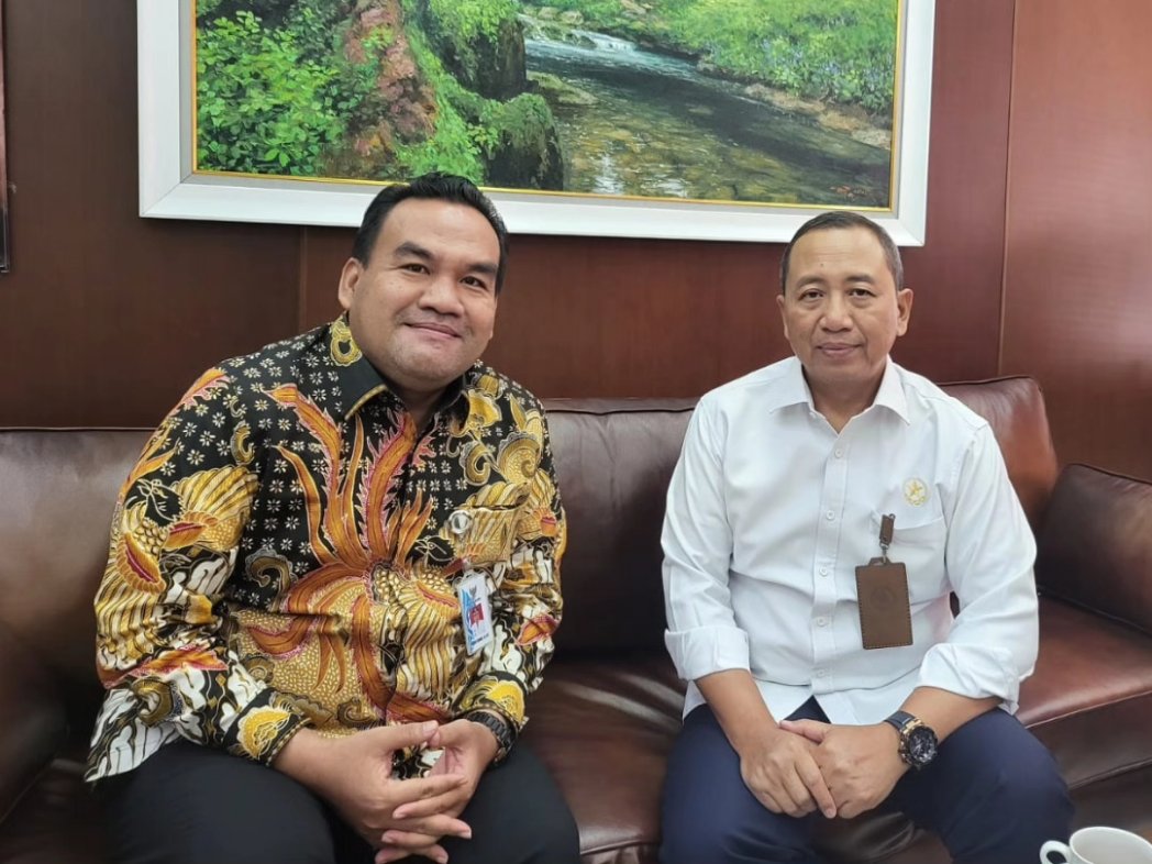 Silahturahmi ke <a href="/KemensetnegRI/">Sekretariat Negara</a>. Bertemu Bpk Setya Utama, Sekretaris Kementerian Setneg, yg juga Diaspora asli Blora. 

Kami berdiskusi, membangun relasi, untuk pembangunan Blora kedepan. Semoga dengan luasnya jaringan beliau di Pusat dapat membantu untuk Sesarengan mBangun Blora.