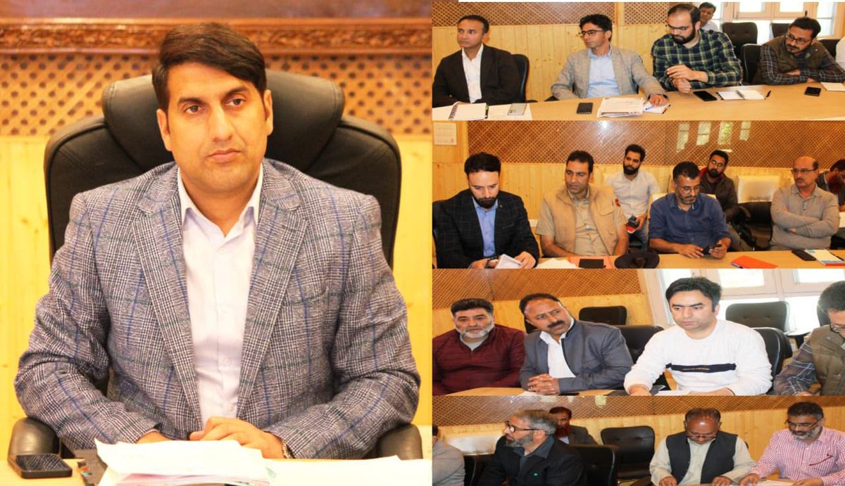 RisingKashmir's tweet photo. #DC #Srinagar holds #meeting with #traders, #transporter #unions of #Batamaloo
#Constitutes #ADC #headed #Task #Force to #formulate the #Action #Plan
@AsadamAijaz
@srinagaradmin
https://t.co/XElg8j7XhX https://t.co/f6YJ3fSO74