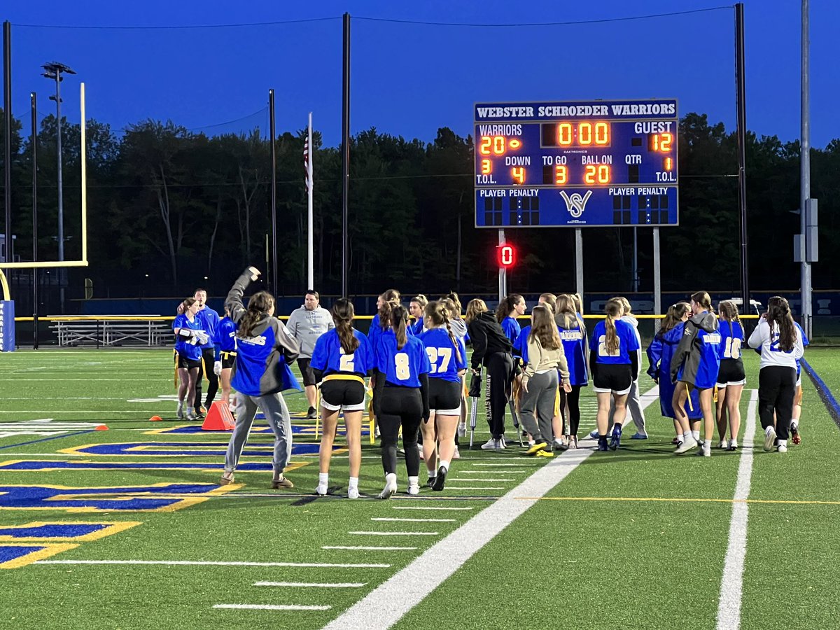 SchroederSports's tweet photo. Nothing like a ʂƈɧཞơɛɖɛཞ ʂɛŋıơཞ ŋıɠɧɬ…
Congrats to Lyrah &amp; Nicole; our first ever Flag Football Seniors!  And a Win 🆚 Edison, too! https://t.co/ajzONzeBqZ