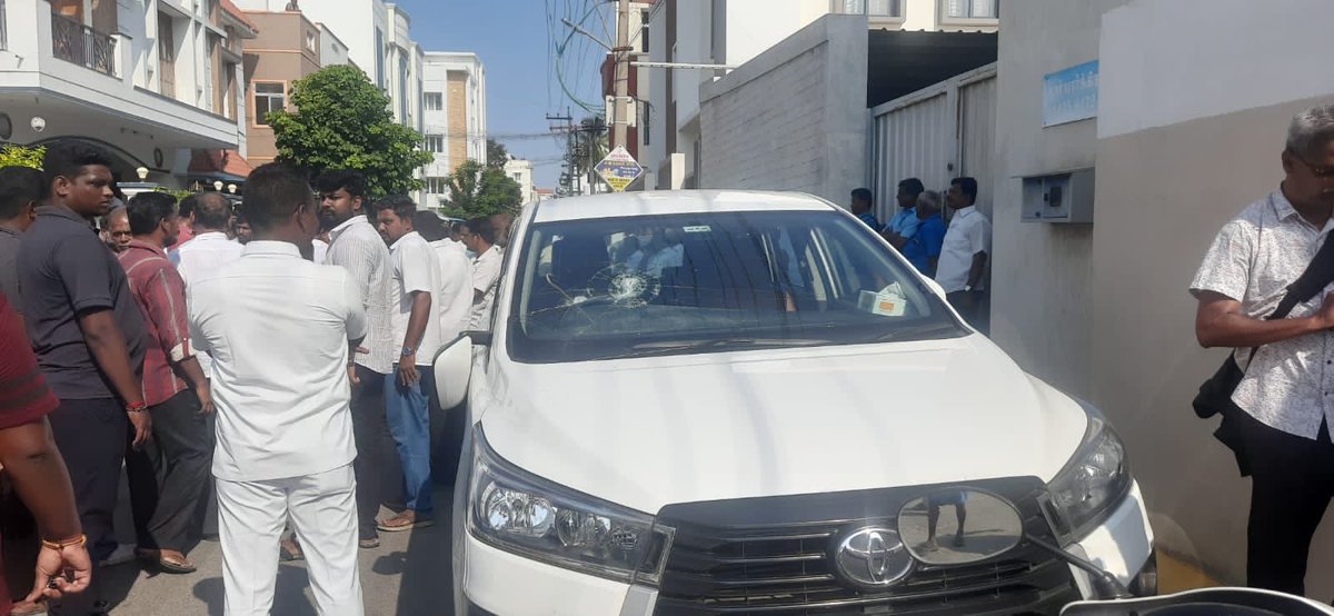 kavii_talks's tweet photo. வருமான வரித்துறை சோதனைக்கு வந்த அதிகாரிகளின் வாகன கண்ணாடிகள் உடைப்பு https://t.co/yBjNNq2F6Y