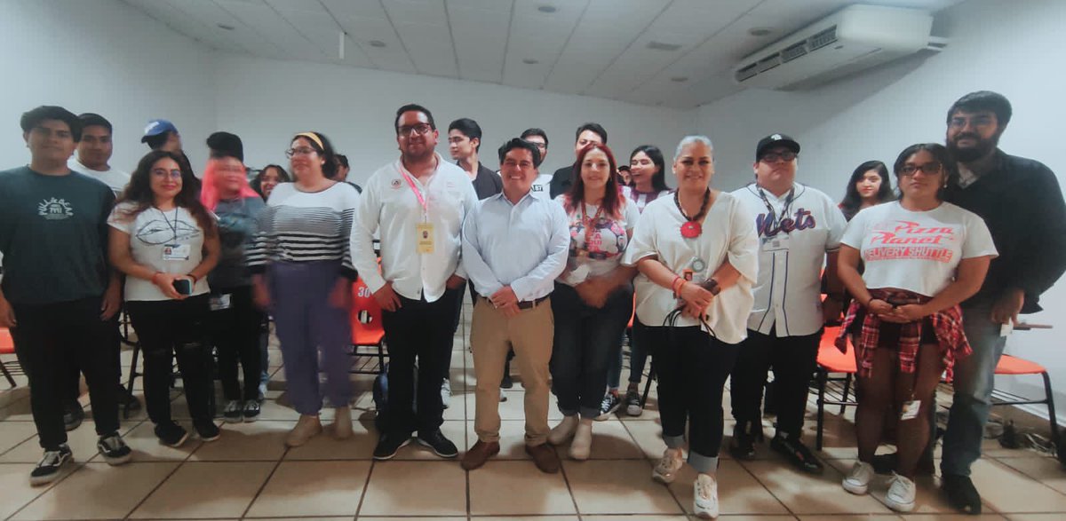 FilmarCdOax's tweet photo. Gracias a la @UnivasOaxaca por la oportunidad de dar a conocer @FilmarCdOax 

Charlamos con alumnas y alumnos de #Comunicación sobre las funciones de la Oficina de Apoyo a Filmaciones del @MunicipioOaxaca 

@imcine @COMEFILM https://t.co/NK33xZHM4I
