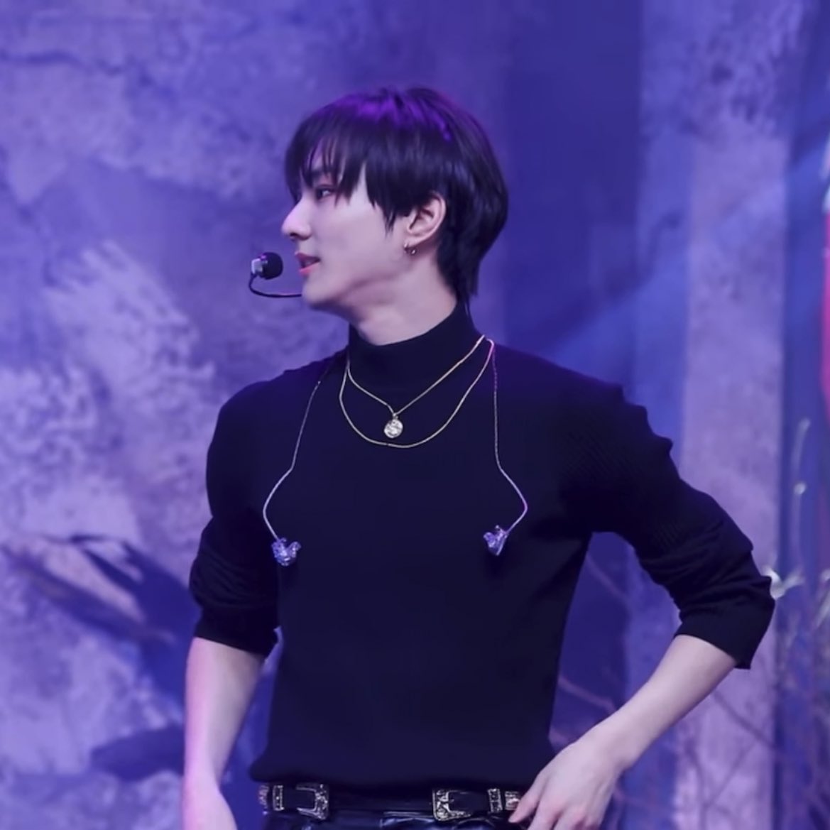 gueenca's tweet photo. 씨발. 검정목티양정원 미쳤나. 이건 아니잖아 제발 https://t.co/fjUIV6q86s