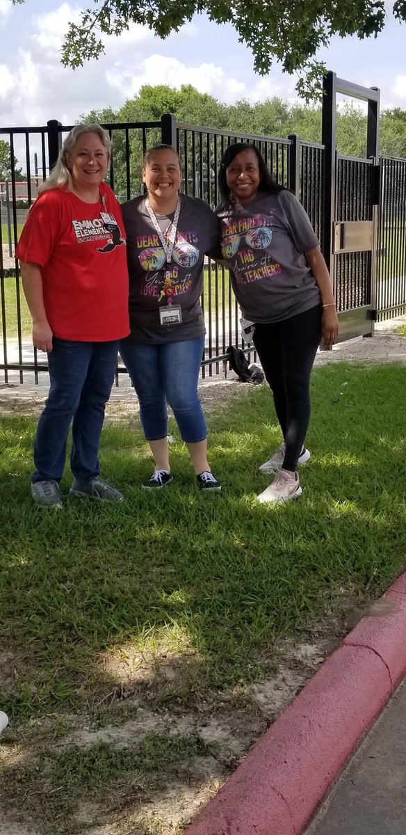 CFISDEmmott's tweet photo. So many smiles, tears, &amp; tons of hugs as we sent our Eagles SOARing into summer! 🦅Thank you for a great year of #eaglepride. Love the staff send off...a fantastic way to end our year!🎉 #letyourlearningGLOW #weGLOWeagles #watchusGlow https://t.co/R1ZoVcXPYv