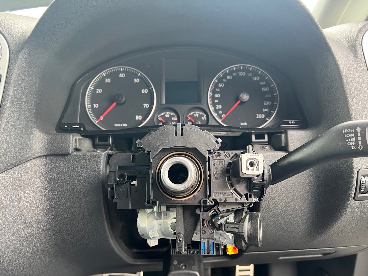AutolifeYou's tweet photo. vwクロスゴルフの不調だったディマースイッチを交換!
#vw
#volkswagen
#crossgolf
#golf
#フォルクスワーゲン
#クロスゴルフ
#ディマースイッチ交換
#ウィンカーレバー交換
#メンテナンス
#整備 https://t.co/lRS43WHN5i