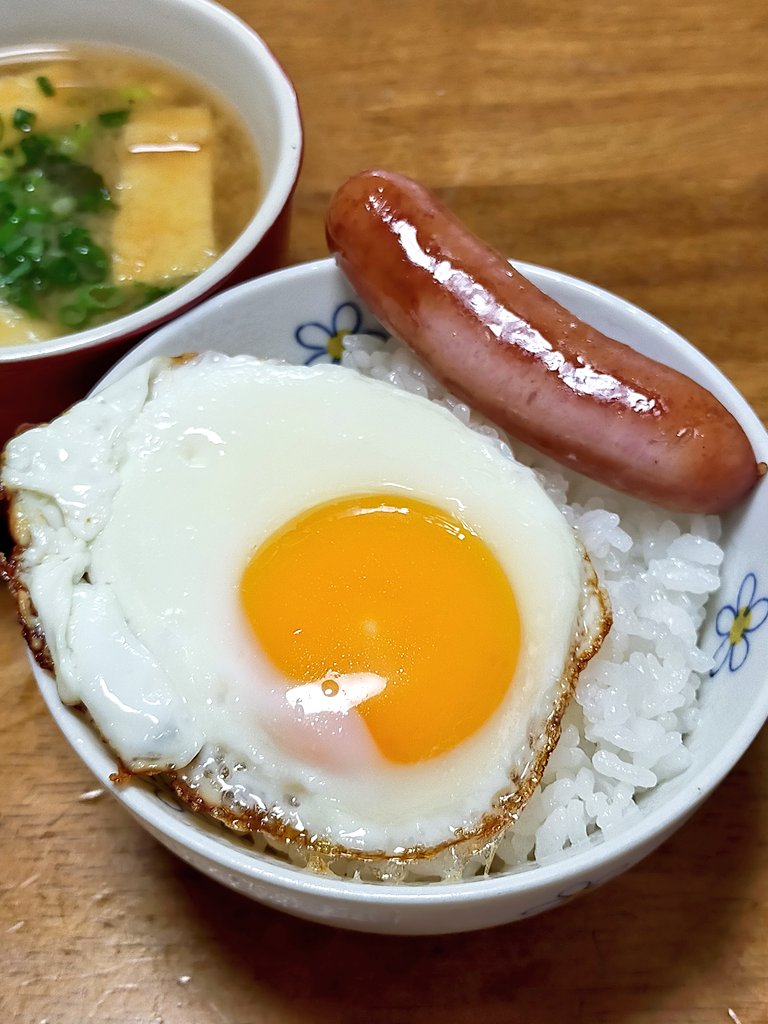 定番の目玉焼きとソーセージで朝ごはん