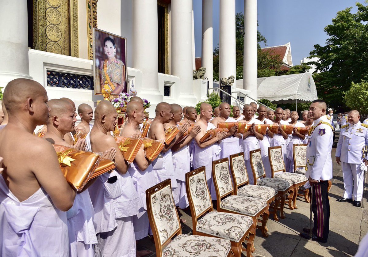 WassanaNanuam's tweet image. “บิ๊กต่อ” ตัวเต็ง ผบ.ทบ.
รับภารกิจ แทน “บิ๊กบี้”
พิธีบรรพชาอุปสมบทหมู่ เฉลิมพระเกียรติ ทหาร 46 นาย 
ถวายเป็นพระราชกุศลแด่ “พระราชินี”
วันเฉลิมพระชนมพรรษา
จะปฏิบัติธรรม ที่  วัดวชิรธรรมาราม
อยุธยา

facebook.com/10000145403010…