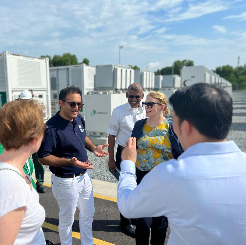 Natalie Black 🇬🇧 (@natalieblackuk) on Twitter photo This week we welcomed Prime Minister’s Trade Envoy to #Singapore, Lord Sarfraz for a visit focused on investment & green economy. Great visit to SE Asia’s largest battery energy storage site <a href="/sembcorp/">Sembcorp Industries</a>, <a href="/MottMacDonald/">Mott MacDonald</a> & meeting w family offices looking to invest in the UK. 🇬🇧 🇸🇬 This week we welcomed Prime Minister’s Trade Envoy to #Singapore, Lord Sarfraz for a visit focused on investment & green economy. Great visit to SE Asia’s largest battery energy storage site <a href="/sembcorp/">Sembcorp Industries</a>, <a href="/MottMacDonald/">Mott MacDonald</a> & meeting w family offices looking to invest in the UK. 🇬🇧 🇸🇬