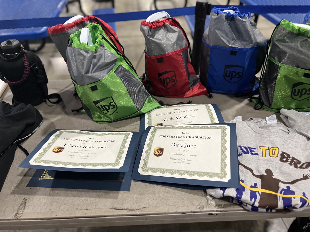 Legal_Diva's tweet photo. Recognizing employees for their hard work is the best part of my job! Watching Haslet Night Sort Supervisor Brenda Jones recognize her Small Sort employees was the highlight of my day! 🎉🥇⁦@DrBrandit⁩ ⁦@UPSers⁩ ⁦@RedRiverUPSers⁩ ⁦@HasletNight⁩ https://t.co/IreeiTses0