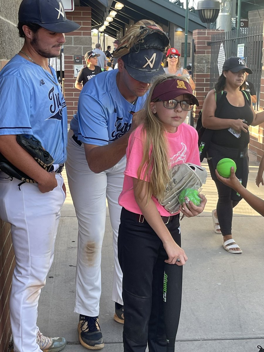 Great night at the World Series Youth Clinic as we made a bunch of future tiger fans!!