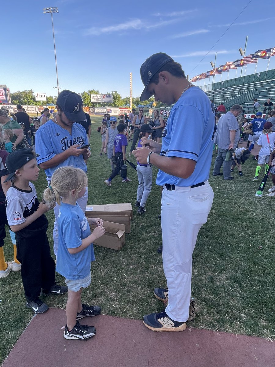 AndrewTigersBSB's tweet photo. Great night at the World Series Youth Clinic as we made a bunch of future tiger fans!! https://t.co/9lDgLq09ZQ