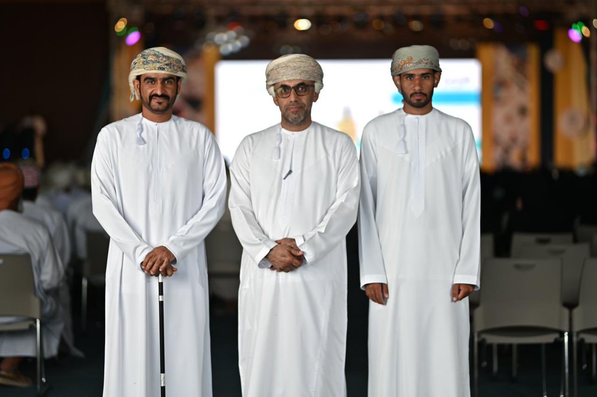 EduGovDhr7211's tweet photo. في تفوق فريد من نوعه ، يصعد على سلمه الصابرون المكافحون ، يضعون على ارتفاعه بصمة نجاح لا يصلها إلا المجتهدون الطامحون ، أصحاب الهمم الشاهقة والخطا الواثقة .

تشرفت مدرسة محمد بن سليمان الغافري للتعليم الأساسي بارتقاء ابنها الطالب عبدالعزيز بن سيف المعمري منصة التكريم الأبوي المقدم من قبل مجلس الآباء بالولاية نظير حصوله على المركز الأول  في نتائج دبلوم التعليم العام للفصل الدراسي الأول
من فئة الدمج السمعي ( ذكور ) ، الأمر الذي يعكس مدى حرص المجلس على رعاية أبنائه المجيدين ، ويعكس قوة الإصرار والرغبة في الطالب عبدالعزيز المعمري رغم إصابته السمعية . 
إنه - بحق - مثالٌ نموذجيٌّ على قوة الإرادة وتحدي العقبات ...  .

نظَّم الحفلَ مجلسُ أولياء الأمور بولاية عبري تحت رعاية سعادة نجيب بن علي الرواس (محافظ الظاهرة ) ، في يوم الخميس : 
25 / 5 / 2023م ، بقاعة المهلب بن أبي صفرة بولاية عبري وبحضور الطلبة المجيدين ، وطلبة الحلقة الأولى والثانية المتميزين في الفصل الدراسي الأول بمدارس الولاية ، وأولياء أمورهم .

وبهذه المناسبة تتقدم أسرة المدرسة للطالب عبدالعزيز المعمري ولأسرته الكريمة بأصدق عبارات المباركة والتهنئة على حصول ابنهم على هذا التفوق المستحق ، مقدمين شكرنا الجزيل لمجلس أولياء الأمور بولاية عبري ، ولكل من ساهم في تنظيمه وإقامته .

والله يوفق أبناءنا الطلبة - جميعاً - لما يحب ويرضى ، ويجعل لهم في كل خطوة فوزاً ونجاحاً .
@Edu_sp_deaf 
@btghtyt 
@ibriwlaya