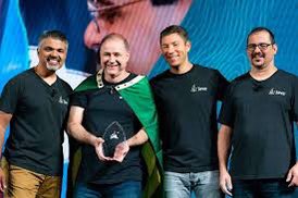 Sharat_Chander's tweet image. Yesterday, #Java celebrated its 28th birthday.
One of the ecosystem members who helps keep it vibrant is @brjavaman.
Last year, the @java Team @Oracle honored Bruno with a lifetime achievement award.
It’s people like him who move the community forward.
💜☕️🇧🇷
#28YearsOfJava