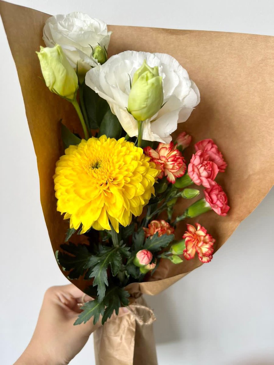 jannahjailani's tweet photo. As per (the new) usual I went to my happy place…this time to make cheerful yellow bouquets 🌞🌼 you’ll be seeing floral arrangements every week now, I’m doing this every Friday 🤣 These are RM36 a bunch excl delivery (📍Cyberjaya, Putrajaya, Bangi, Pesta Buku for 27/5 delivery) https://t.co/qAT9mW3Rz7
